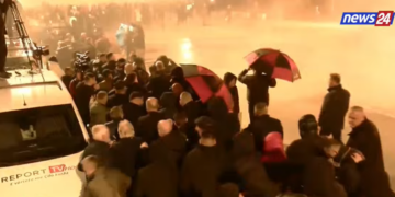 Protestuesit molotovë dhe fishekzjarrë, policia ujë me piper dhe gaz lotsjellës! Berisha vendos maskë kundragaz