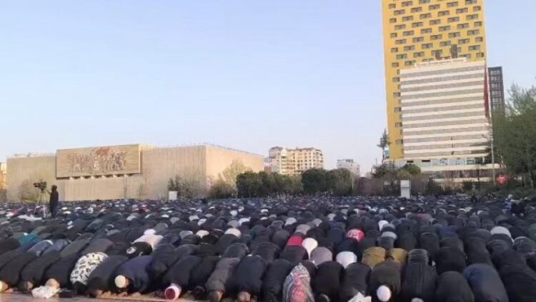 Pas 1 muaji agjërimi dhe sakrifice, besimtarët myslimanë kremtojnë sot Fitër Bajramin