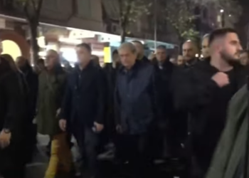 Berisha dhe protestuesit tentojnë tek Policia e Tiranës, priten me gardh metalik, i drejtohen ish-Bllokut