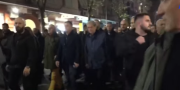 Berisha dhe protestuesit tentojnë tek Policia e Tiranës, priten me gardh metalik, i drejtohen ish-Bllokut