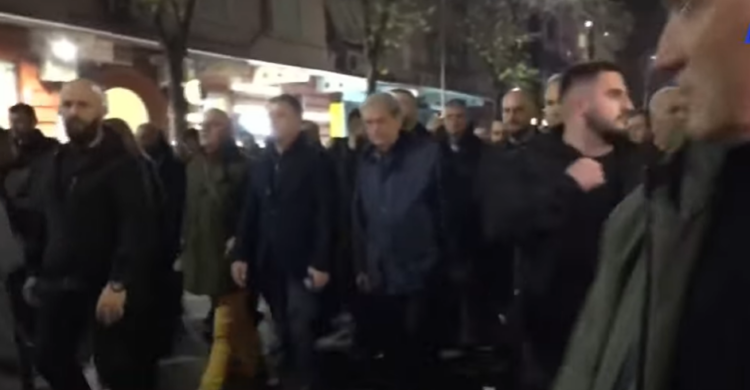 Berisha dhe protestuesit tentojnë tek Policia e Tiranës, priten me gardh metalik, i drejtohen ish-Bllokut