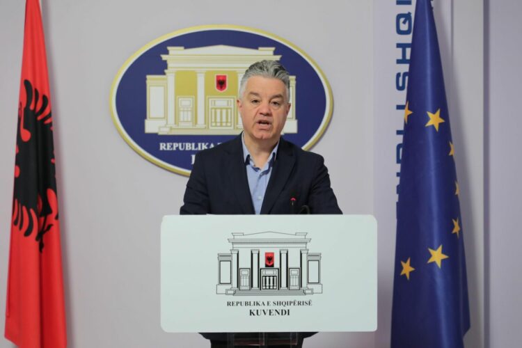 ‘Shqiptarët pagujnë 125 lekë taksë për çdo litër naftë’, PD propozon masat për uljen e çmimit