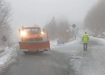 Befason moti në pranverë, reshjet e dëborës zbardhin fshatrat turistikë të Boboshticës dhe Dardhës