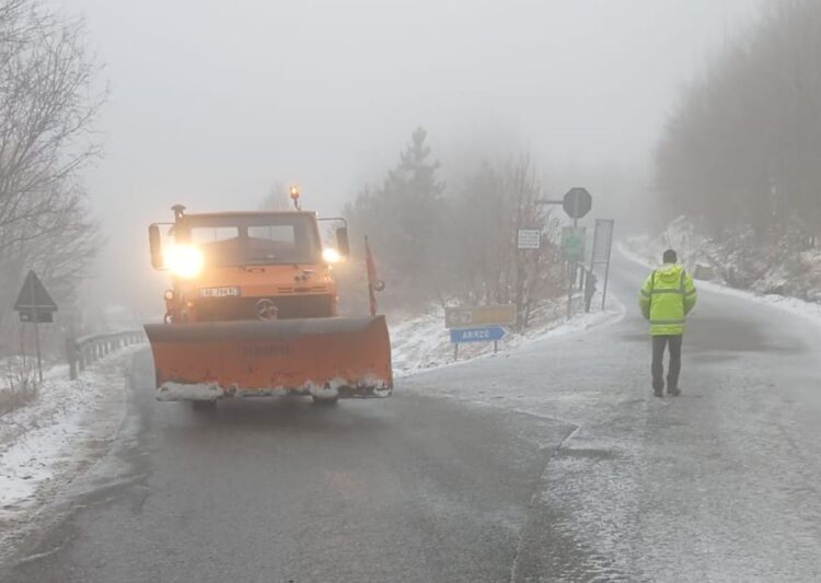 Befason moti në pranverë, reshjet e dëborës zbardhin fshatrat turistikë të Boboshticës dhe Dardhës