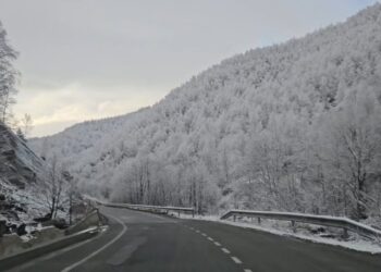 Reshjet e dëborës zbardhin edhe Kukësin, Tropojën e Dibrën, si paraqitet situata