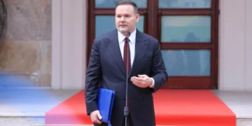 Rajoni uli taksat për karburantet, ministri Demo: Bordi është duke marrë ende informacion