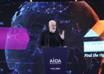 Rama u jep investitorëve të huaj “recetën magjike”: Një gotë raki për të harruar korrupsionin në Shqipëri