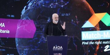 Rama u jep investitorëve të huaj “recetën magjike”: Një gotë raki për të harruar korrupsionin në Shqipëri