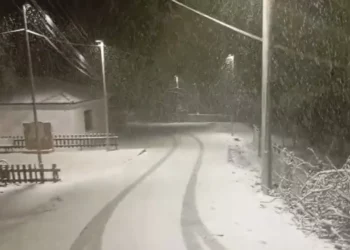 Dimër në pranverë? Zbardhet nga dëbora juglindja e vendit, si paraqitet situata me rrugët