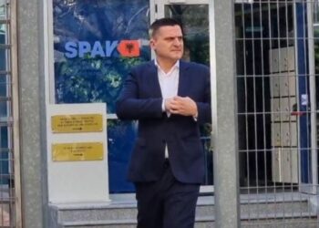 Tubimi i opozitës, shkarkohet edhe drejtori i Policisë së Tiranës, Elton Alushi!