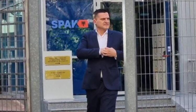 Tubimi i opozitës, shkarkohet edhe drejtori i Policisë së Tiranës, Elton Alushi!