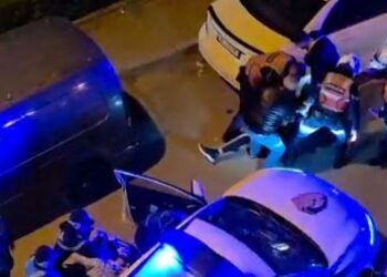 Përplasje e dhunshme në Tiranë: pesë të rinj rrahin dy vëllezër, ndërhyn policia