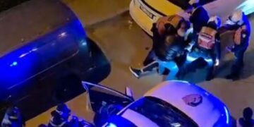 Përplasje e dhunshme në Tiranë: pesë të rinj rrahin dy vëllezër, ndërhyn policia