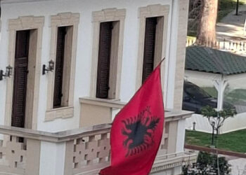 Skandaloze! Flamuri kuqezi vendoset kokëposhtë në shtëpinë ku e ngriti Ismail Qemali në Vlorë