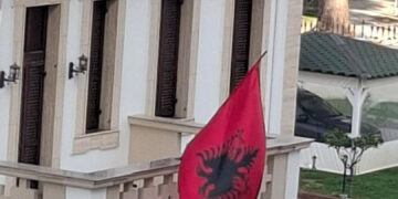 Skandaloze! Flamuri kuqezi vendoset kokëposhtë në shtëpinë ku e ngriti Ismail Qemali në Vlorë