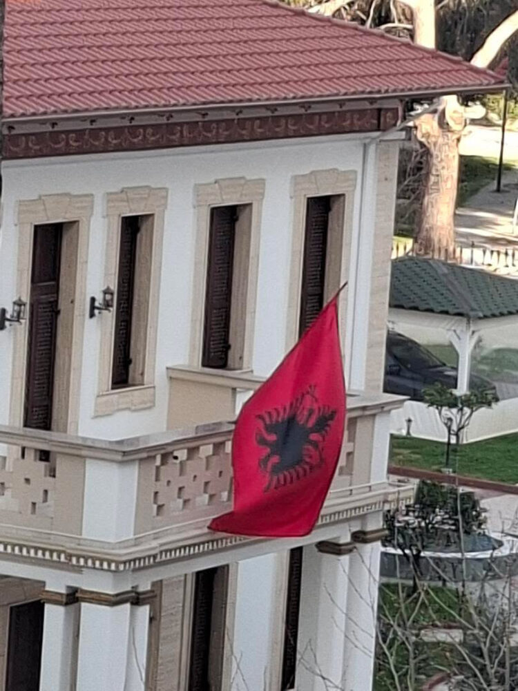 Skandaloze! Flamuri kuqezi vendoset kokëposhtë në shtëpinë ku e ngriti Ismail Qemali në Vlorë