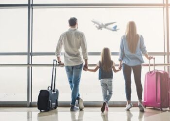 Lufta Izrael–Iran “tremb” shqiptarët! Ngrijnë rezervimet për pushime