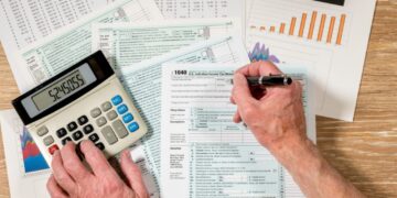 Gjobat nuk ndalen as për festa! Bizneset marrin kamatë për deklarim të vonuar ditën e pushimit