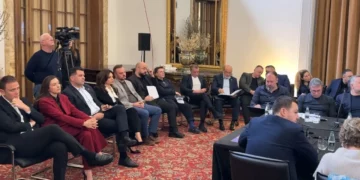 Rama zhvillon mbledhje me dyer të mbyllura me socialistët, Spiropali përplaset me Ballën