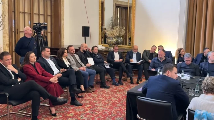 Rama zhvillon mbledhje me dyer të mbyllura me socialistët, Spiropali përplaset me Ballën