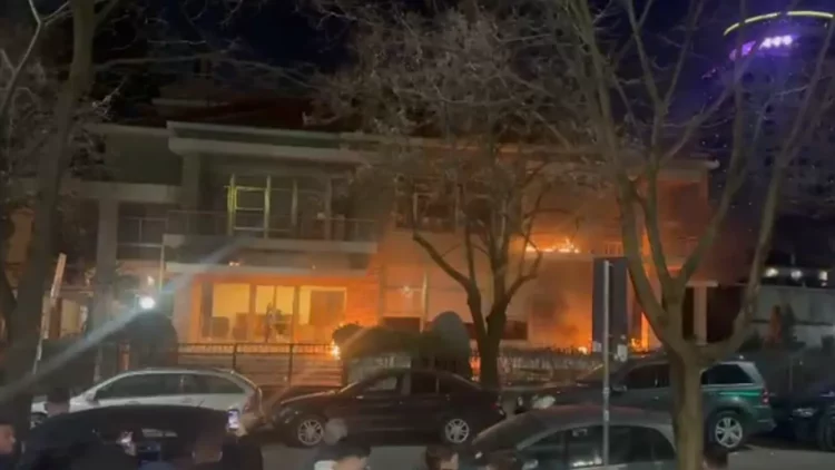 Molotovët tek vila e Enverit, Delegacioni i BE dënon dhunën: U rrezikuan jetë njerëzish!