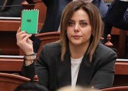 Opozita vendos këngën “Çun Mulaj” kur mori fjalën deputetja socialiste