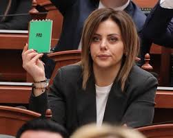 Opozita vendos këngën “Çun Mulaj” kur mori fjalën deputetja socialiste