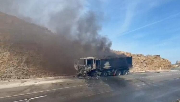 Mori flakë në ecje, shkrumbohet kamioni në bypass-in e Vlorës