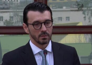 Nafta vazhdon të rritet/ Ministri Karakaçi rrëzon propozimin e PD: Taksa e qarkullimit nuk do të ulet!