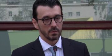 Nafta vazhdonm të rritet/ Ministri Karakaçi rrëzon propozimin e PD: Taksa e qarkullimit nuk do të ulet!