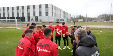 Edhe pse u eleminuan, Kombëtarja nuk largohet nga Varshava! Sylvinho i bën “zbor” lojtarëve në pikë të mëngjesit