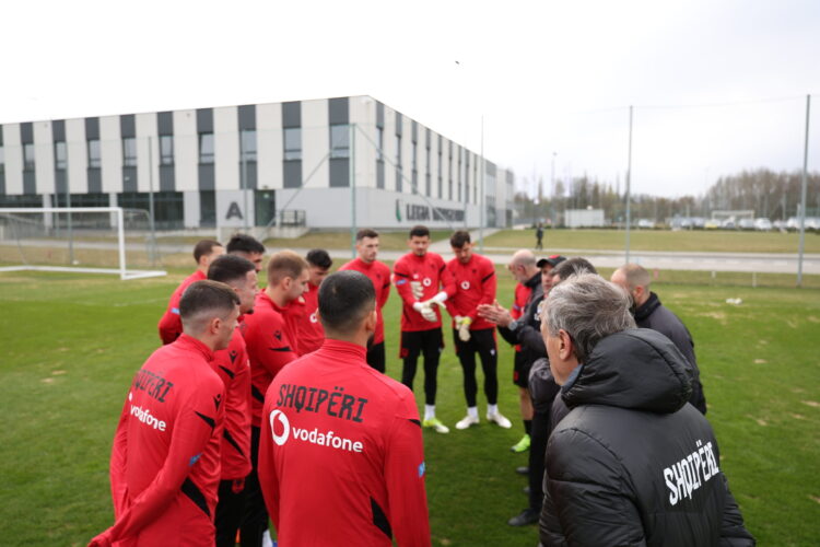 Edhe pse u eleminuan, Kombëtarja nuk largohet nga Varshava! Sylvinho i bën “zbor” lojtarëve në pikë të mëngjesit