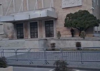 Pak para nisjes së protestës së opozitës, gardh metalik te Kryeministria dhe te Kryesia e Kuvendit