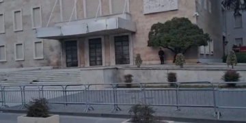 Pak para nisjes së protestës së opozitës, gardh metalik te Kryeministria dhe te Kryesia e Kuvendit