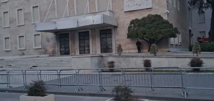 Pak para nisjes së protestës së opozitës, gardh metalik te Kryeministria dhe te Kryesia e Kuvendit