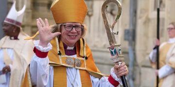 Moment historik për Kishën e Anglisë, kurorëzohet Kryepeshkopja e parë femër