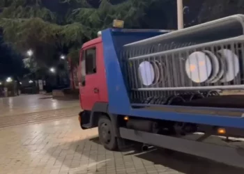 Pak orë para protestës, blindohet Parlamenti me gardh metalik