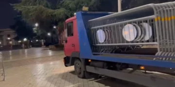 Pak orë para protestës, blindohet Parlamenti me gardh metalik