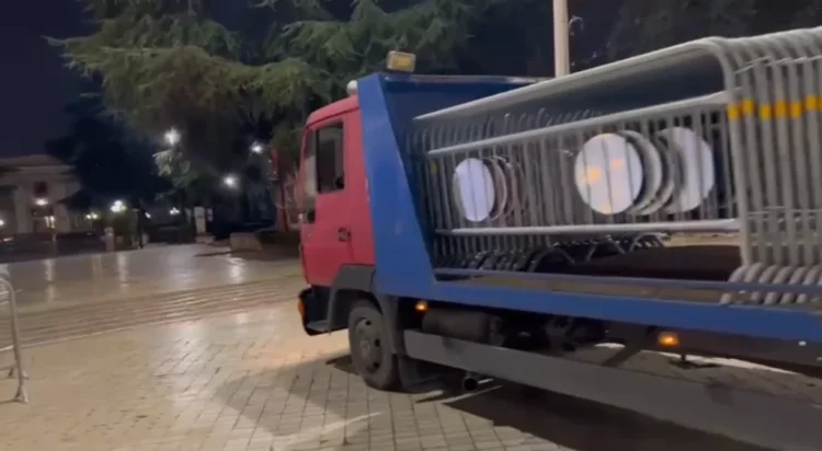 Pak orë para protestës, blindohet Parlamenti me gardh metalik