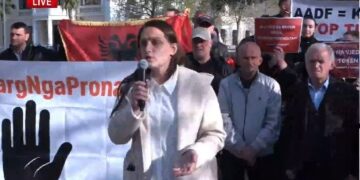 Resorti i Bashkim Ulajt/ Banorët e Rrjollit protestë para Kuvendit: S’ju lejojmë të na plaçkitni