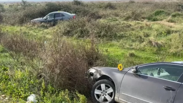 Aksident në autostradën Fier-Vlorë, njëri përfundon anës rrugës dhe tjetri në kanal