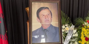 Përcillet në banesën e fundit parodisti Mane Lumani, familjarët dhe kolegët i japin lamtumirën e fundit