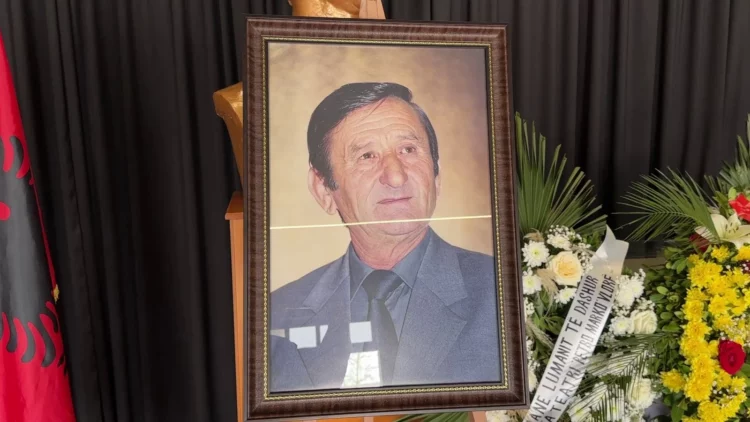 Përcillet në banesën e fundit parodisti Mane Lumani, familjarët dhe kolegët i japin lamtumirën