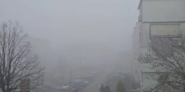 Mjegulla pushton Kukësin, kufizohet ndjeshëm shikueshmëria në qytet dhe në akset nacionale