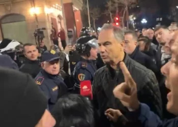 Përshkallëzohet protesta, hedhje të vazhdueshme molotovësh/ Boçi u kërkon ‘llogari’ policëve: Keni hapur luftë