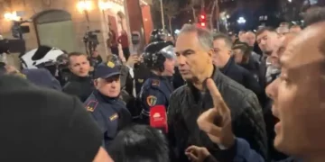 Përshkallëzohet protesta, hedhje të vazhdueshme molotovësh/ Boçi u kërkon ‘llogari’ policëve: Keni hapur luftë