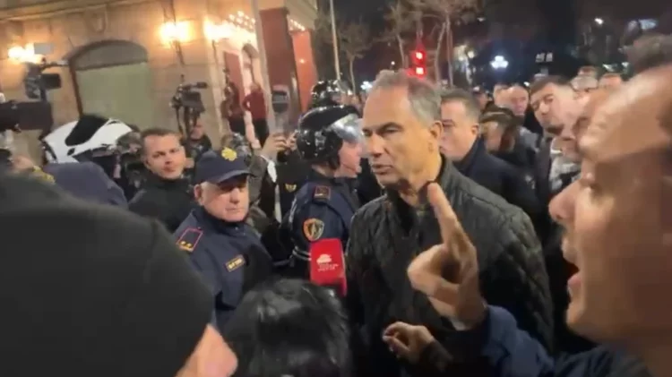 Përshkallëzohet protesta, hedhje të vazhdueshme molotovësh/ Boçi u kërkon ‘llogari’ policëve: Keni hapur luftë