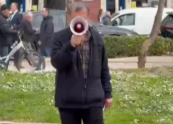 Pensionisti proteston para Parlamentit: Ju jeni kriminelë! Po na vidhni kafshatën e gojës