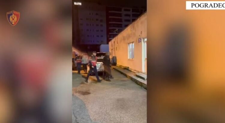 Vodhën argjendarinë në Pogradec, arrestohet banda e Laçit