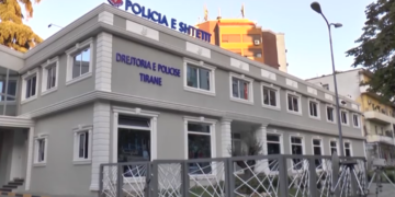 Dyshohet se qëlloi veten me armë zjarri në banesë, vdes 47-vjeçari në Tiranë